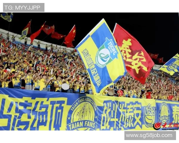 球迷为梦想追逐足球球星签名展现热情与坚持精神风貌